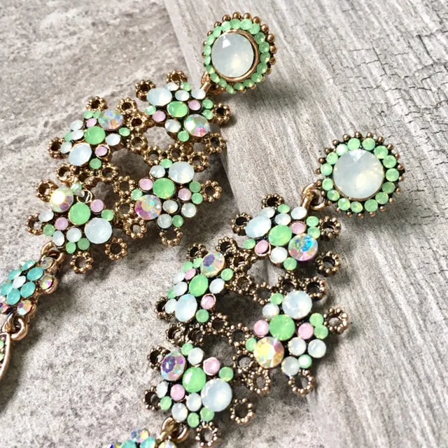 LONG PASTEL GREEN DIAMANTE STONE CRYSTAL DROP SEMI-FROSTED EARRINGS